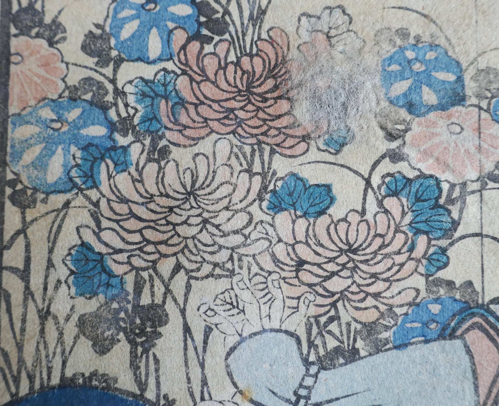 Fleurs japonaises et chrysanthèmes en arrière-plan – estampe de Kunisada illustrant une scène kabuki