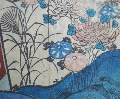 Herbes, chrysanthèmes et fleurs de saison dans une estampe kabuki de Kunisada (Toyokuni III)