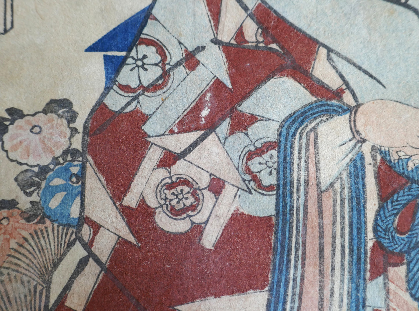 Détail du kimono de Kudō Saemon Suketsune avec motifs floraux stylisés – estampe yakusha-e de Kunisada