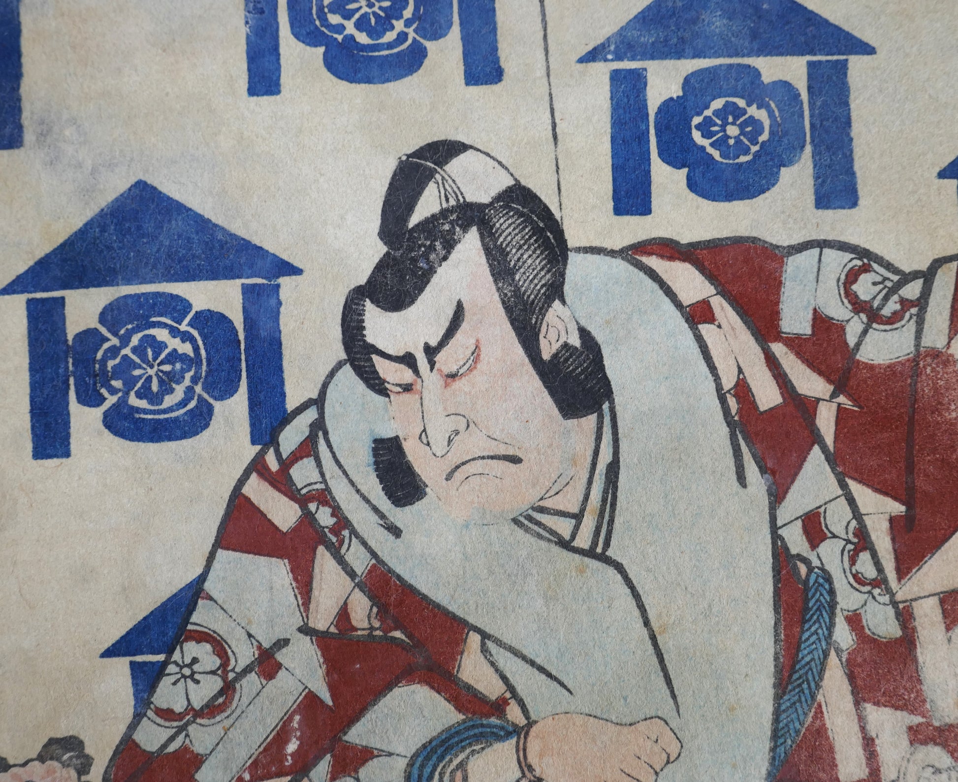 Portrait de Kudō Saemon Suketsune (Nakamura Nakazō) – personnage debout dans une estampe yakusha-e de Kunisada