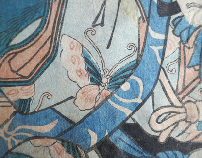 Papillon stylisé sur un kimono de kabuki – estampe japonaise yakusha-e de Kunisada