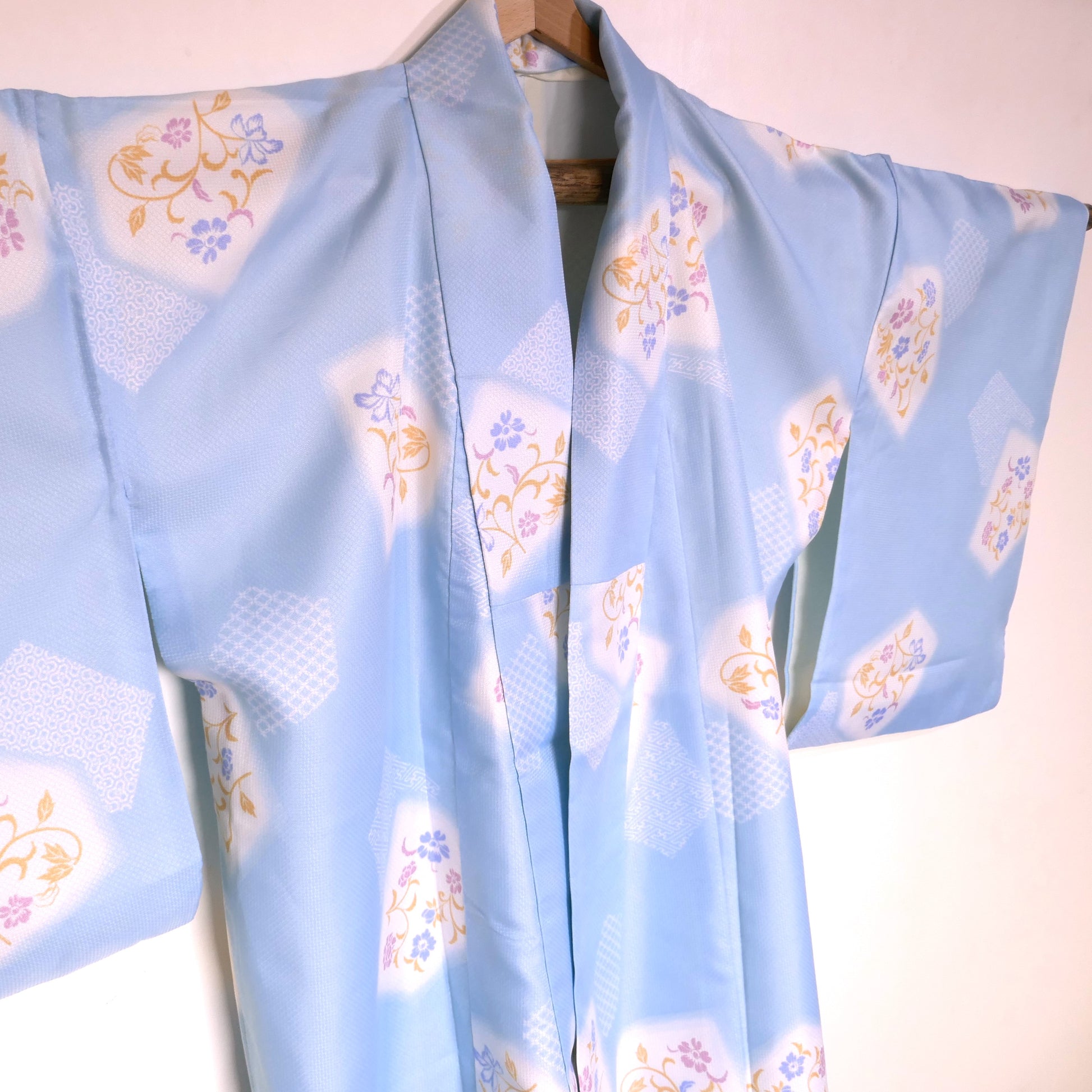 vue du yukata bleu ciel fleuri avec grandes manches traditionnelles