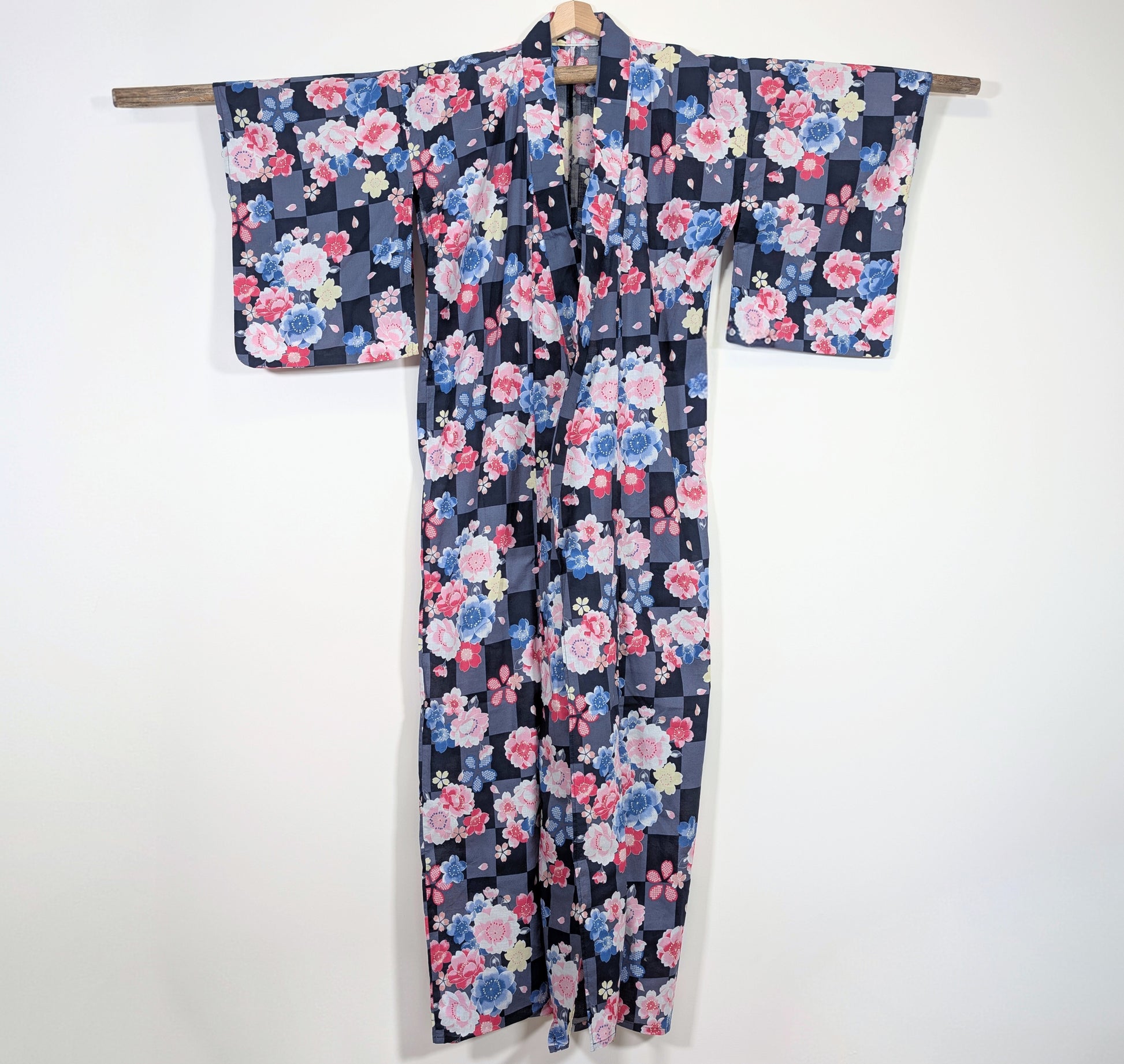 Yukata japonais 100% coton vu en entier, motif fleurs de sakura sur fond damier gris et noir traditionnel
