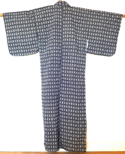 Vue arrière du yukata vintage, motif shibori en grille régulière sur toute la surface.