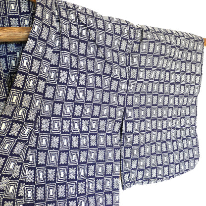 Détail de la manche gauche du yukata à motifs shibori – tissu texturé bleu indigo et blanc.