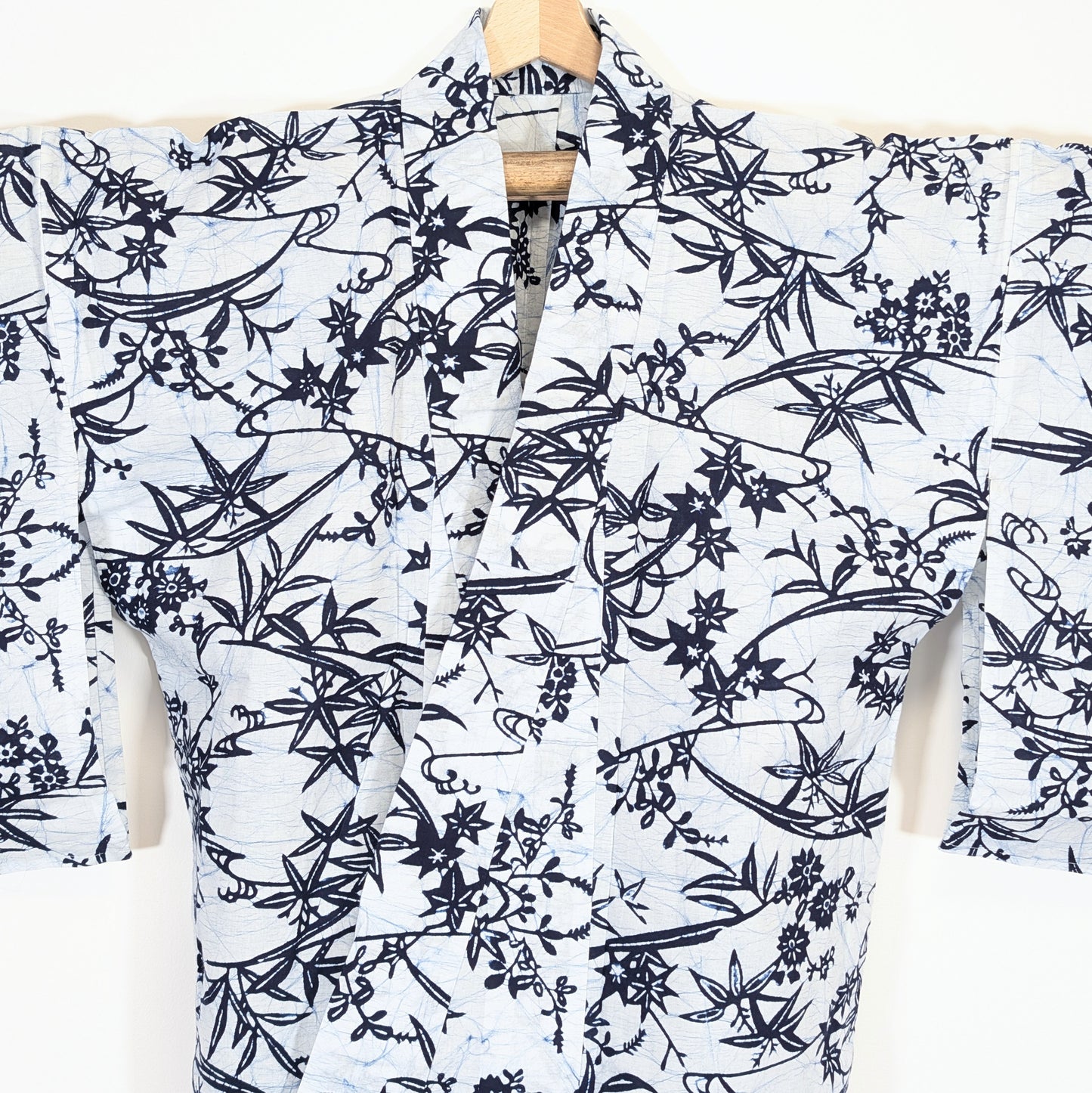 Yukata japonais blanc et bleu indigo à motifs de momiji, feuilles de bambou sasa et fleurs stylisées