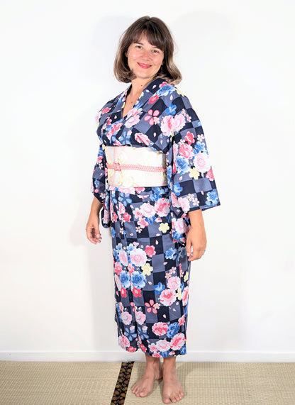 Yukata japonais femme en coton avec motif sakura sur damier ichimatsu gris et noir, porté avec obi clair