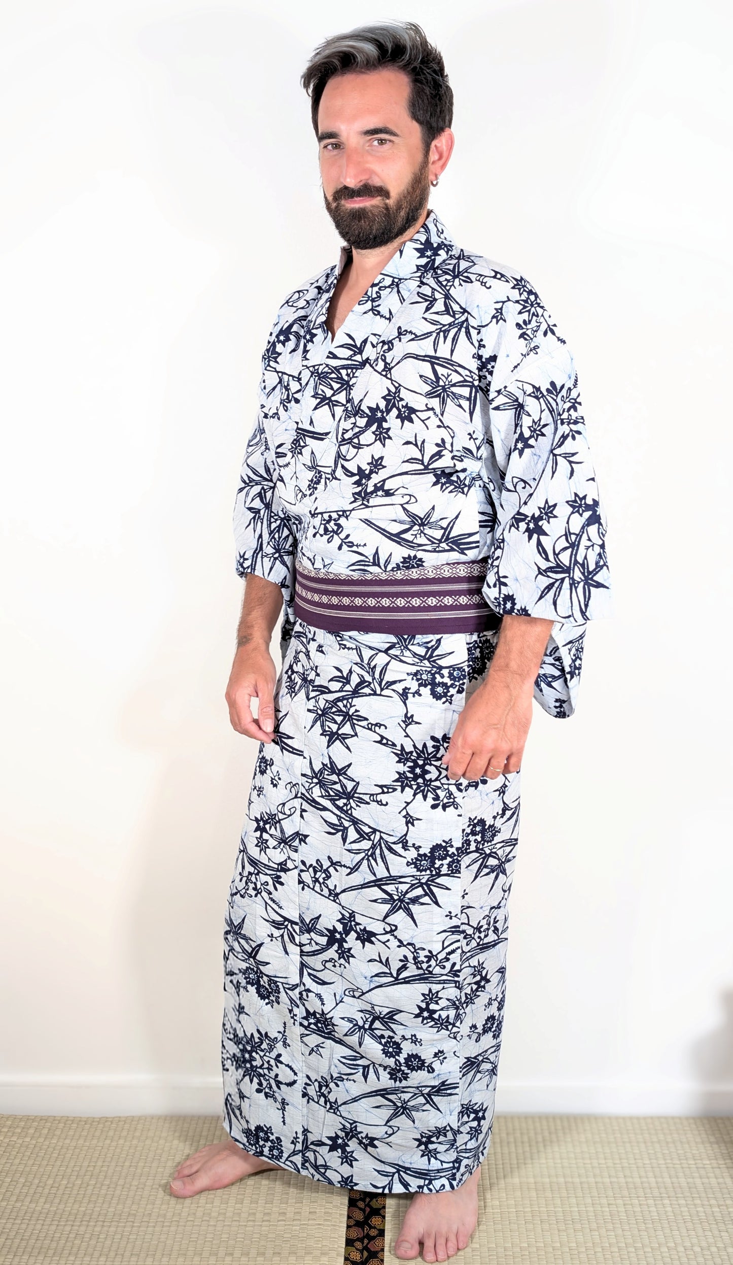 Yukata japonais blanc et bleu porté avec obi, décor indigo de momiji, bambou sasa et fleurs stylisées