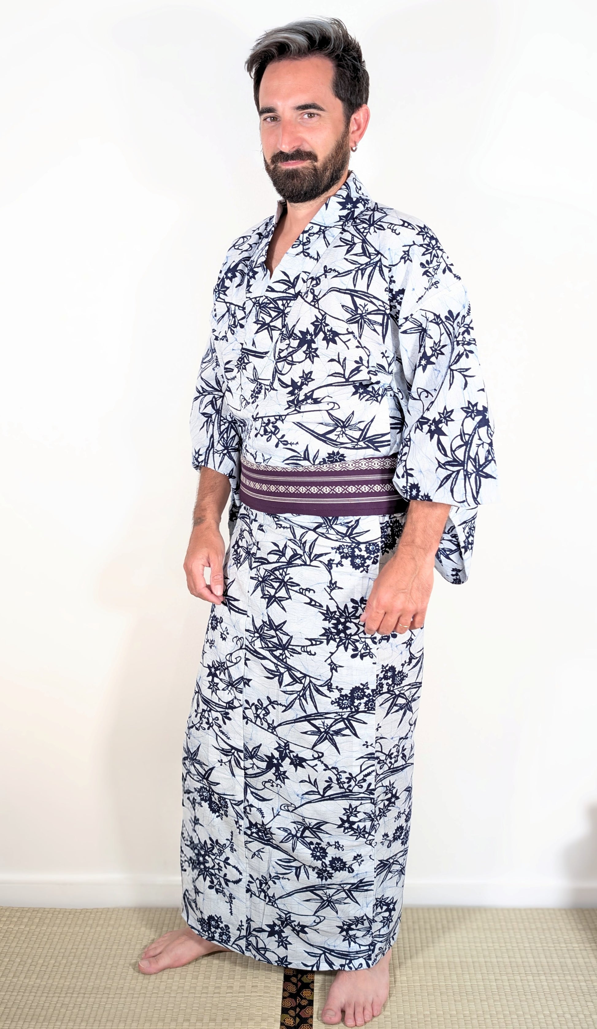 Yukata japonais blanc et bleu porté avec obi, décor indigo de momiji, bambou sasa et fleurs stylisées