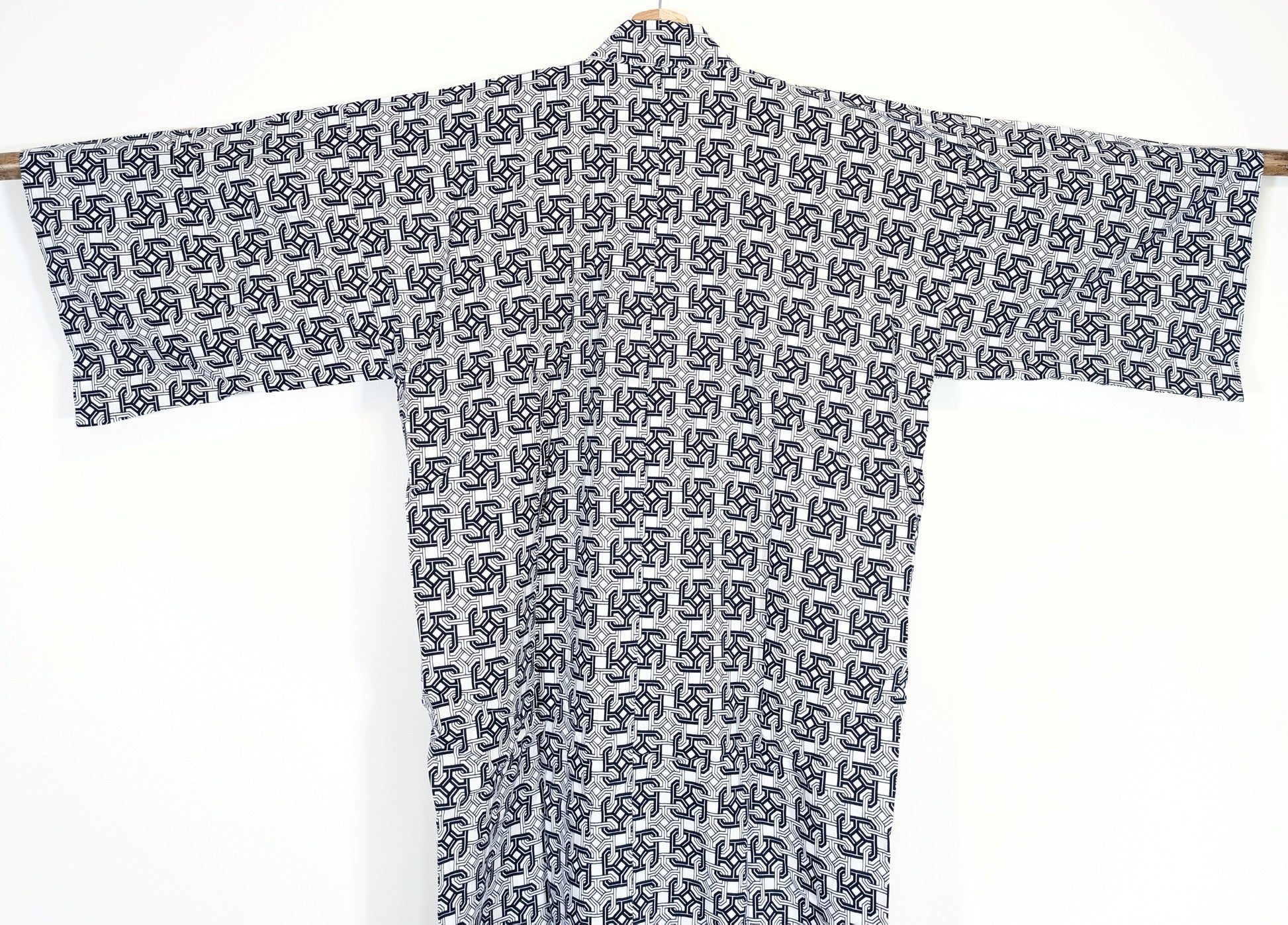 Vue de dos d’un yukata japonais homme en coton à motif traditionnel géométrique Kaku Tsunagi