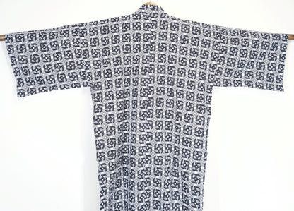 Vue de dos d’un yukata japonais homme en coton à motif traditionnel géométrique Kaku Tsunagi