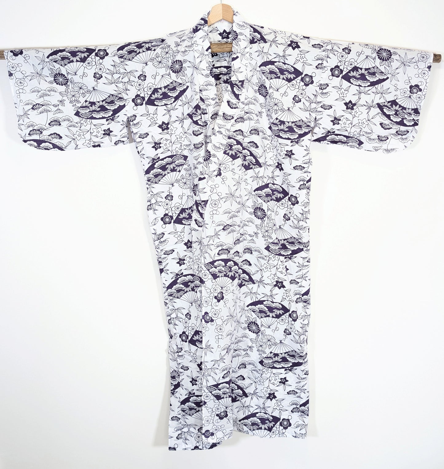 Yukata léger japonais pour femme en coton blanc, motifs floraux kikyō, ume, kiku, éventails sensu, pins matsu et bambous take, avec ceinture assortie