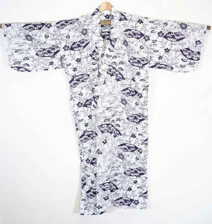 Yukata léger japonais pour femme en coton blanc, motifs floraux kikyō, ume, kiku, éventails sensu, pins matsu et bambous take, avec ceinture assortie