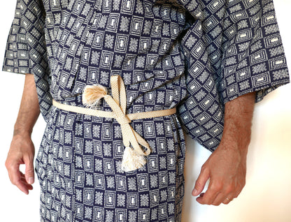 Détail de la taille du yukata avec gros plan sur la ceintureobi jime beige à pompons