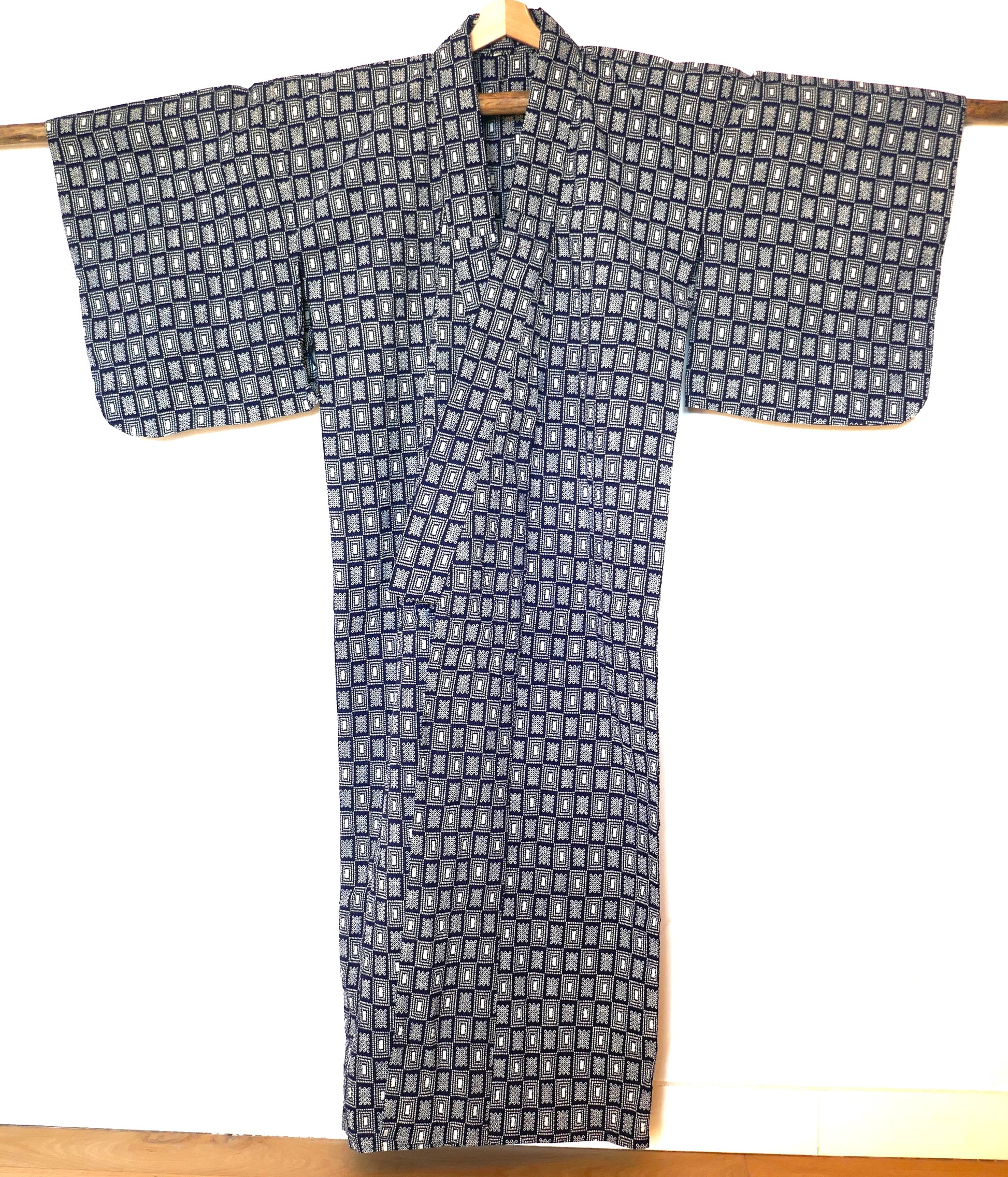 Vue entière de face du yukata suspendu, montrant sa coupe droite et traditionnelle.