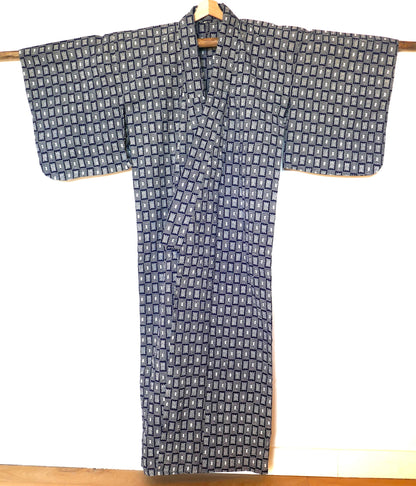 Vue entière de face du yukata suspendu, montrant sa coupe droite et traditionnelle.