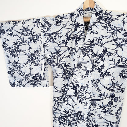 Détail des manches larges d’un yukata traditionnel japonais avec motifs momiji, sasa no ha et fleurs bleues