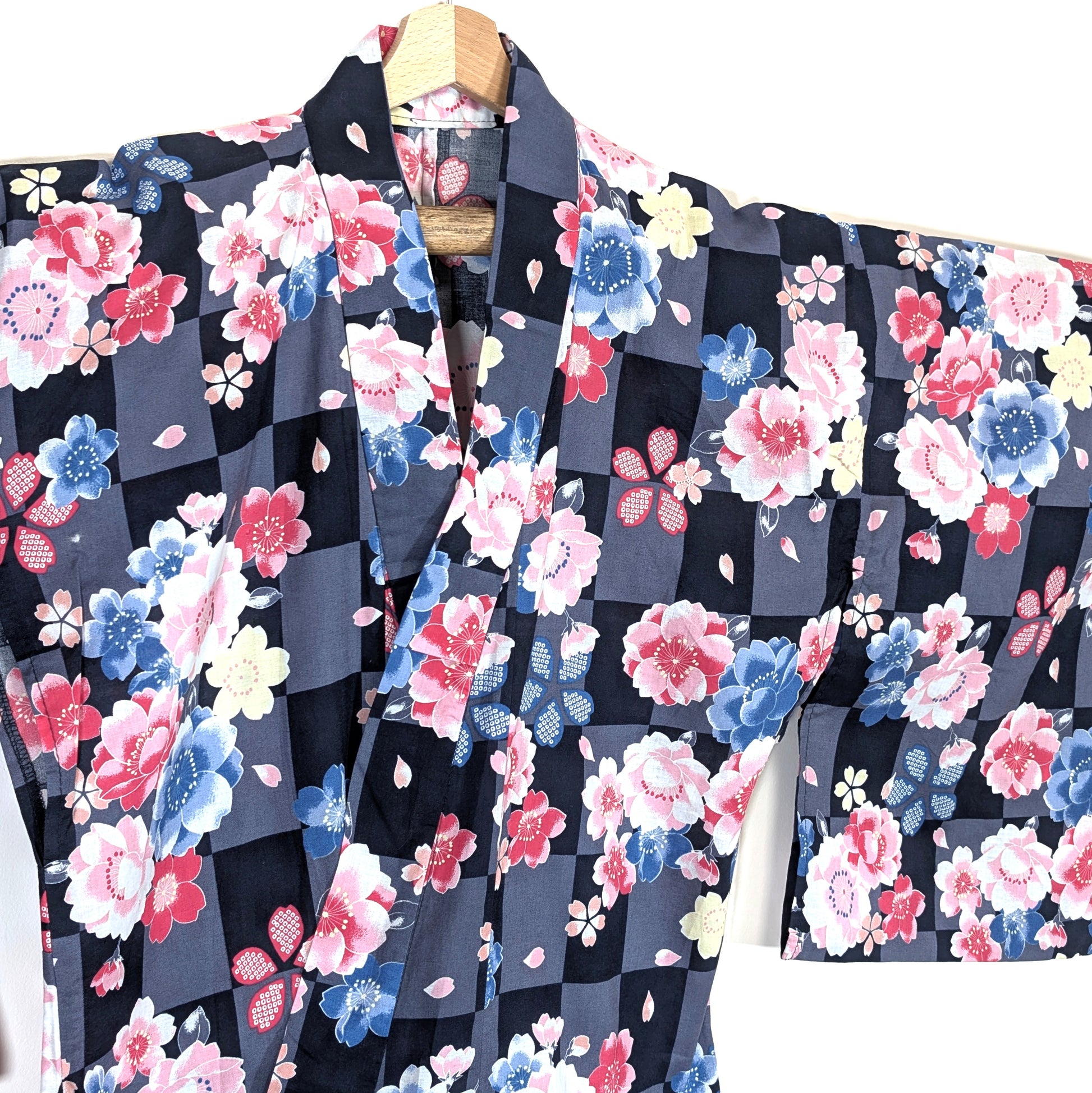 Yukata traditionnel japonais avec col croisé, motif sakura coloré et damier ichimatsu gris et noir