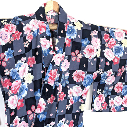 Yukata traditionnel japonais avec col croisé, motif sakura coloré et damier ichimatsu gris et noir