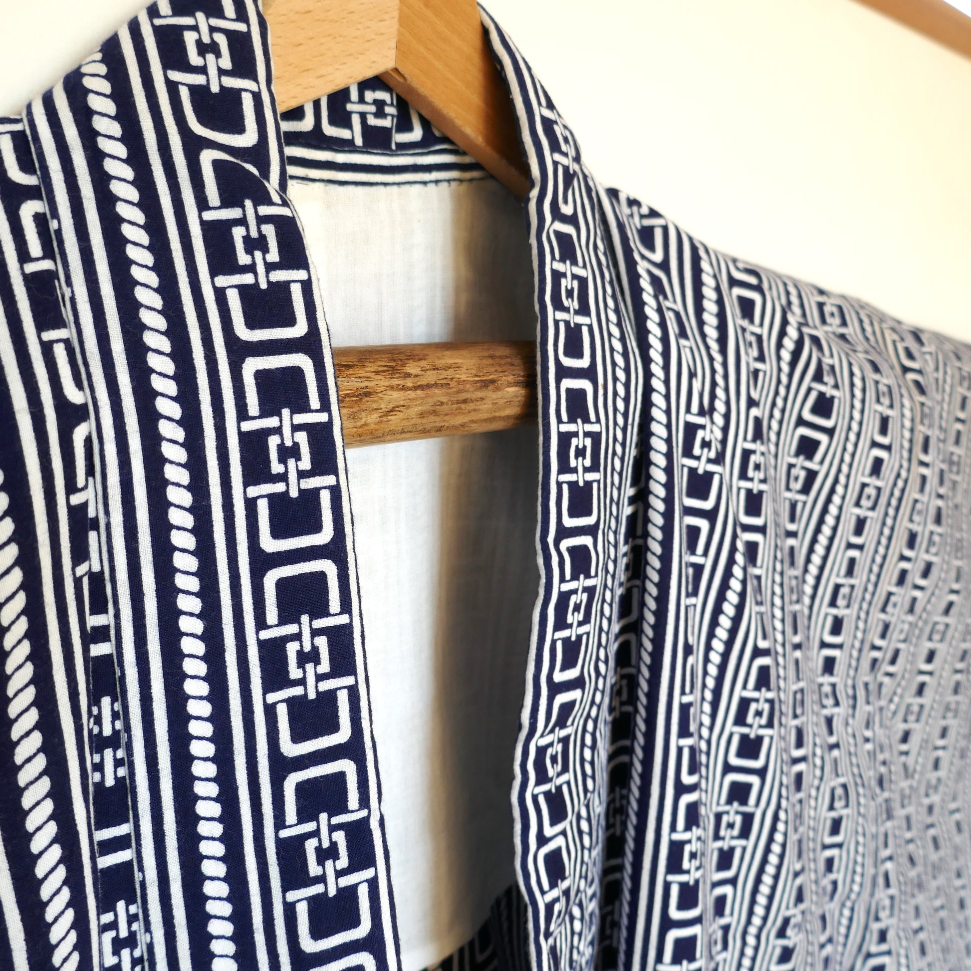 Détail du col du yukata en coton à motif Yoshiwara, bleu indigo sur fond blanc
