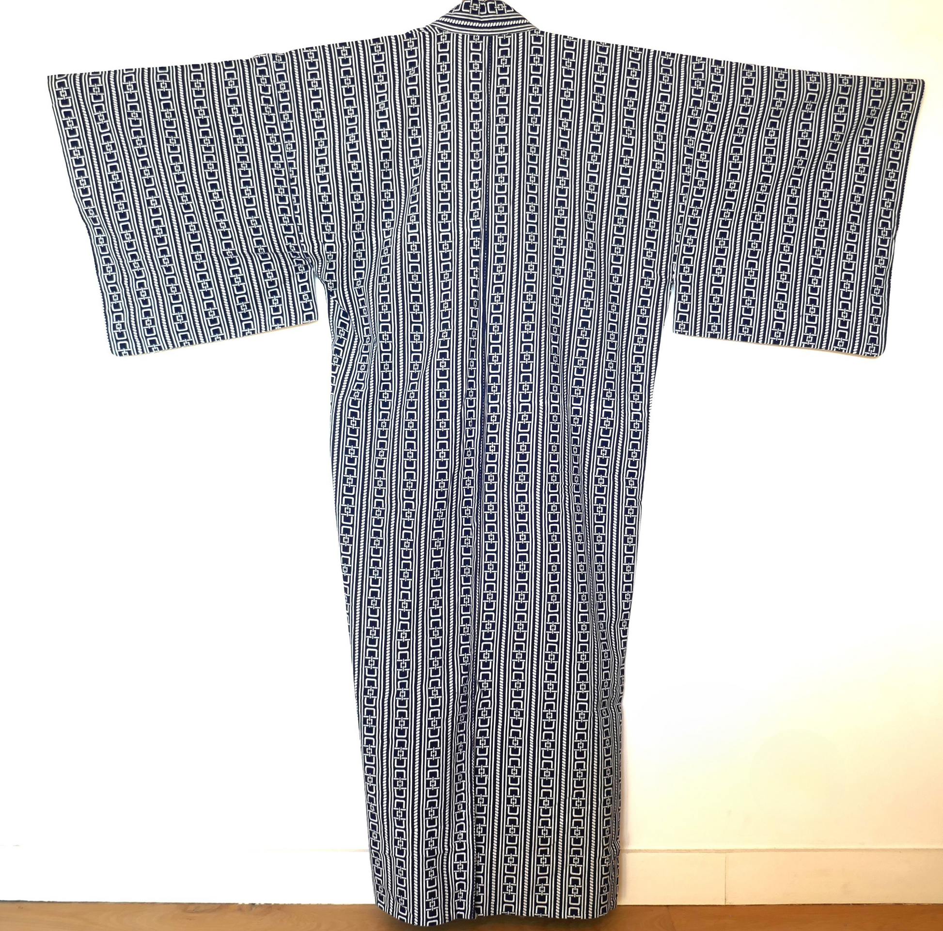 Vue arrière du yukata japonais avec motif de chaînes Yoshiwara-tsunagi et cordes stylisées