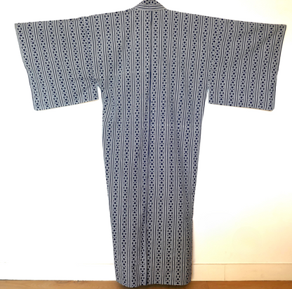 Vue arrière du yukata japonais avec motif de chaînes Yoshiwara-tsunagi et cordes stylisées