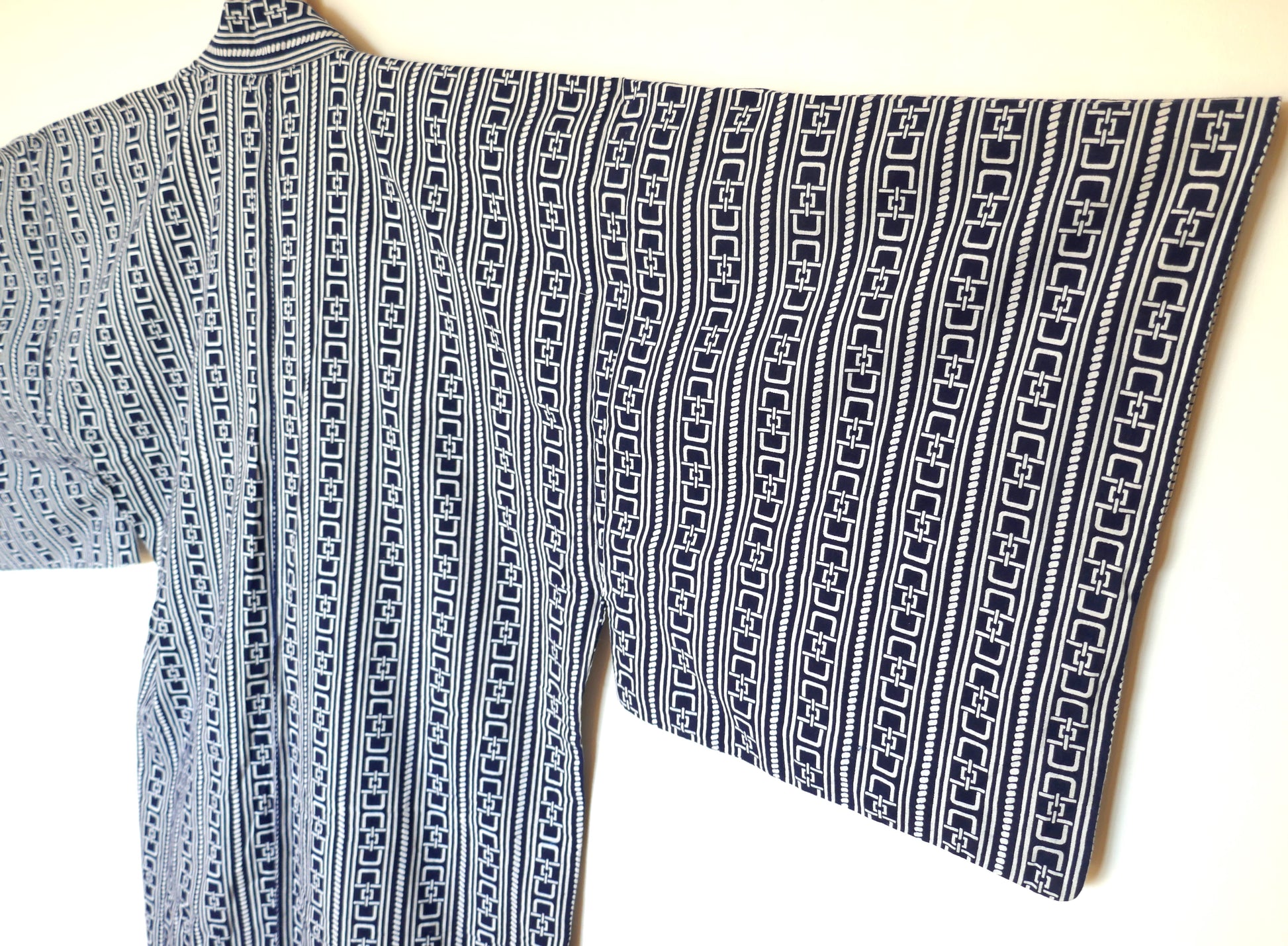 Détail de la manche droite et du dos du yukata au motif géométrique stylisé