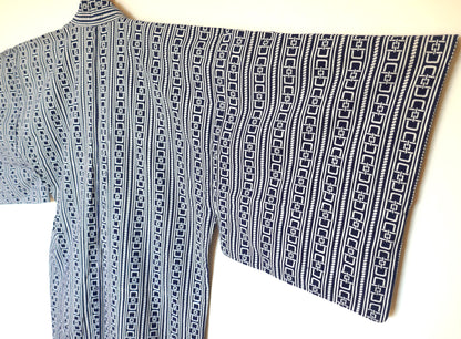 Détail de la manche droite et du dos du yukata au motif géométrique stylisé