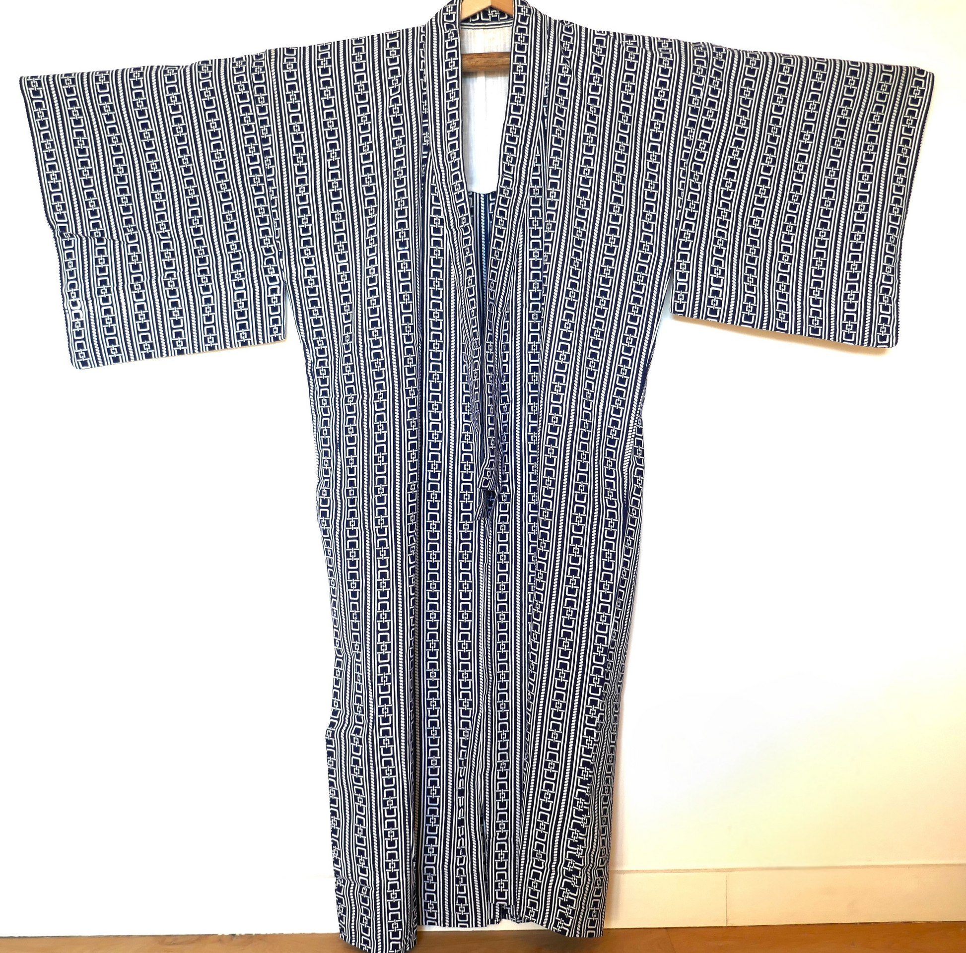 Vue de face d’un yukata vintage en coton à motif Yoshiwara-tsunagi bleu marine et blanc