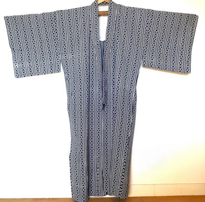 Vue de face d’un yukata vintage en coton à motif Yoshiwara-tsunagi bleu marine et blanc