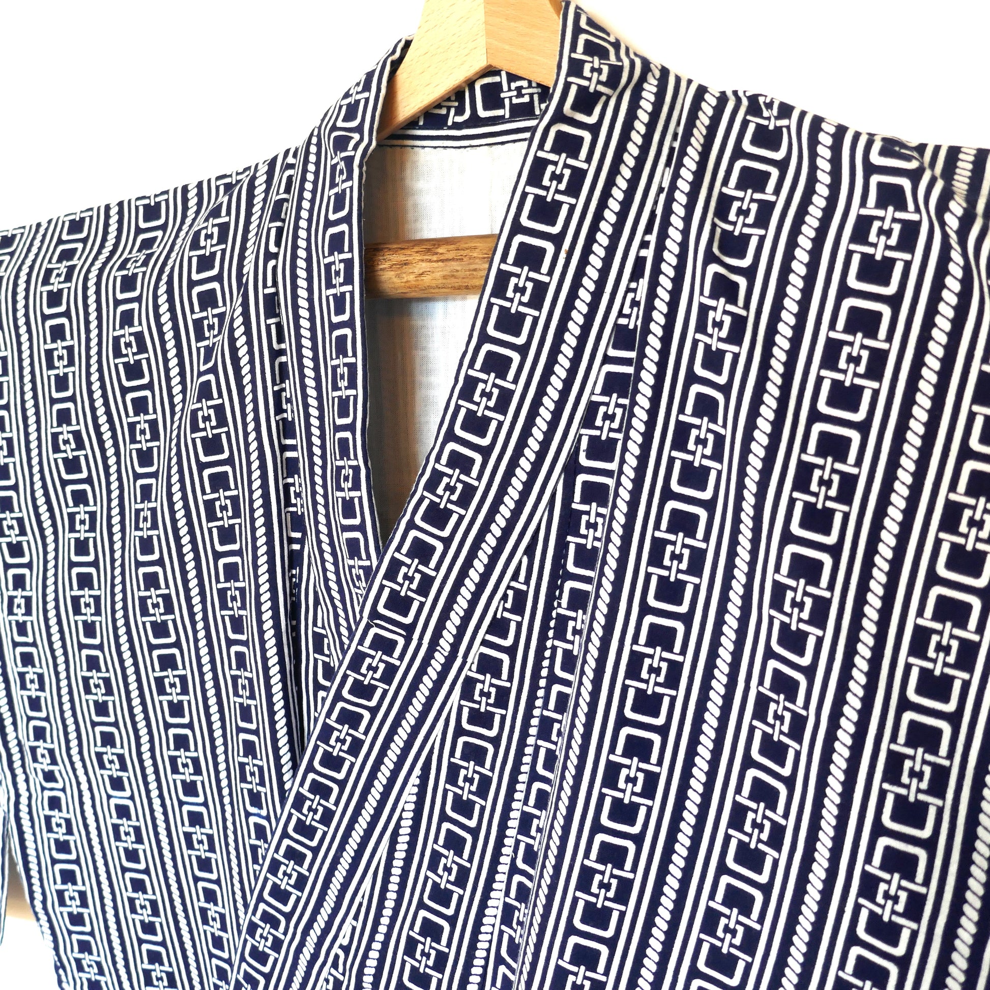 Vue du yukata avec le col croisé, détail du motif vertical