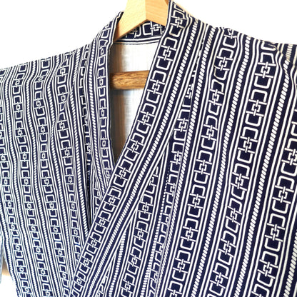 Vue du yukata avec le col croisé, détail du motif vertical