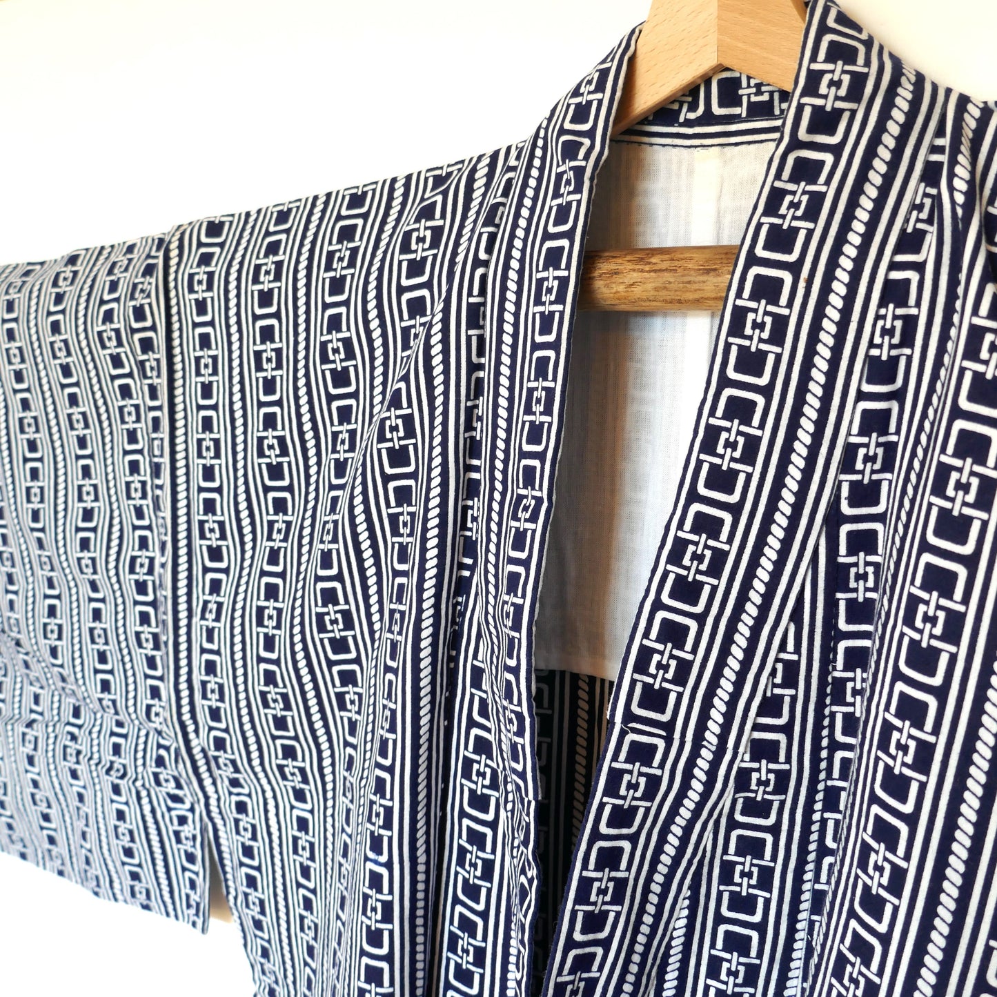 Vue du col et de l’épaule droite du yukata au motif yoshiwara
