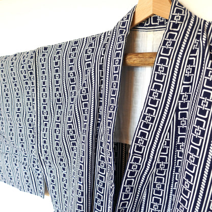 Vue du col et de l’épaule droite du yukata au motif yoshiwara