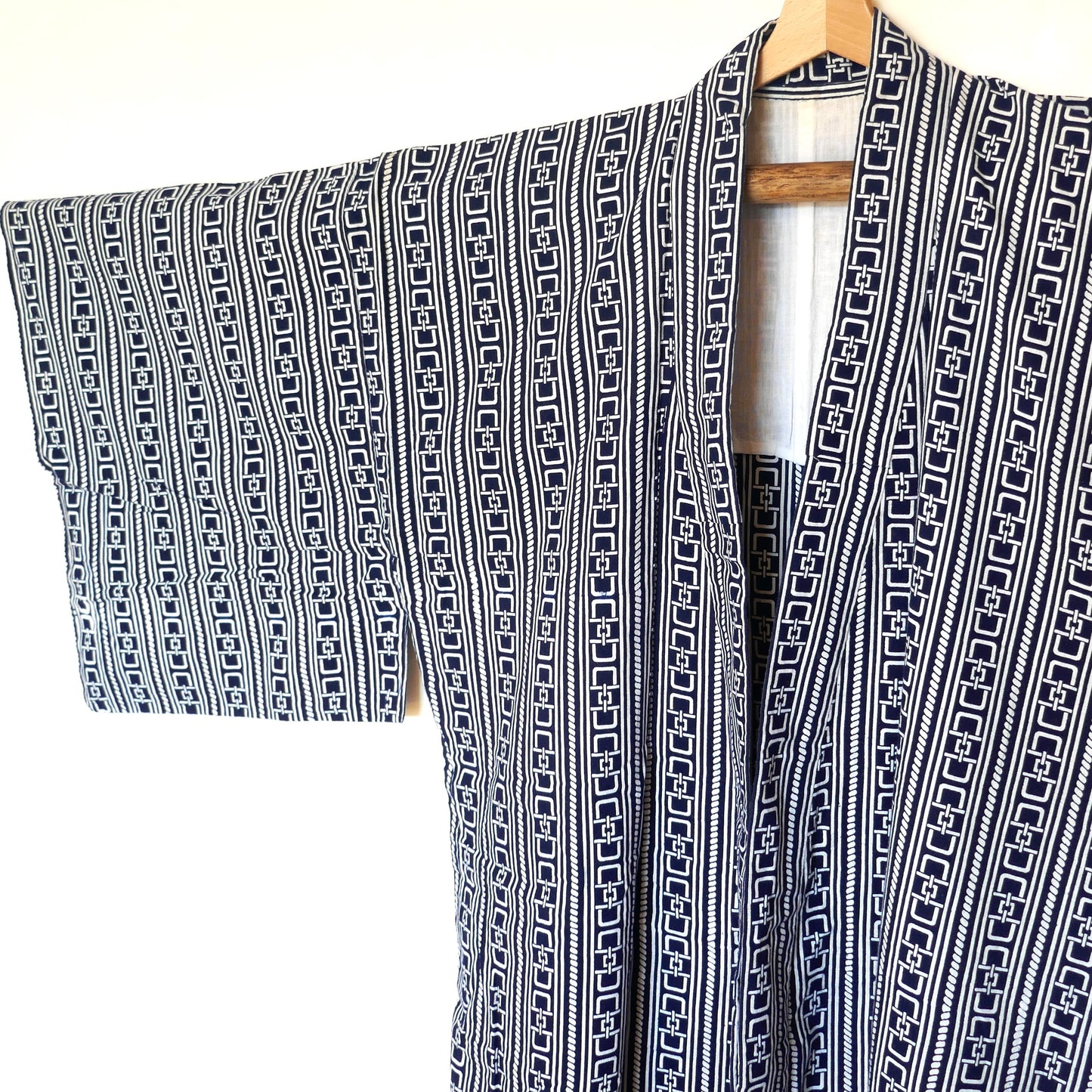 Vue de la manche droite du yukata, avec cordes verticales et chaînes entrelacées façon Yoshiwara