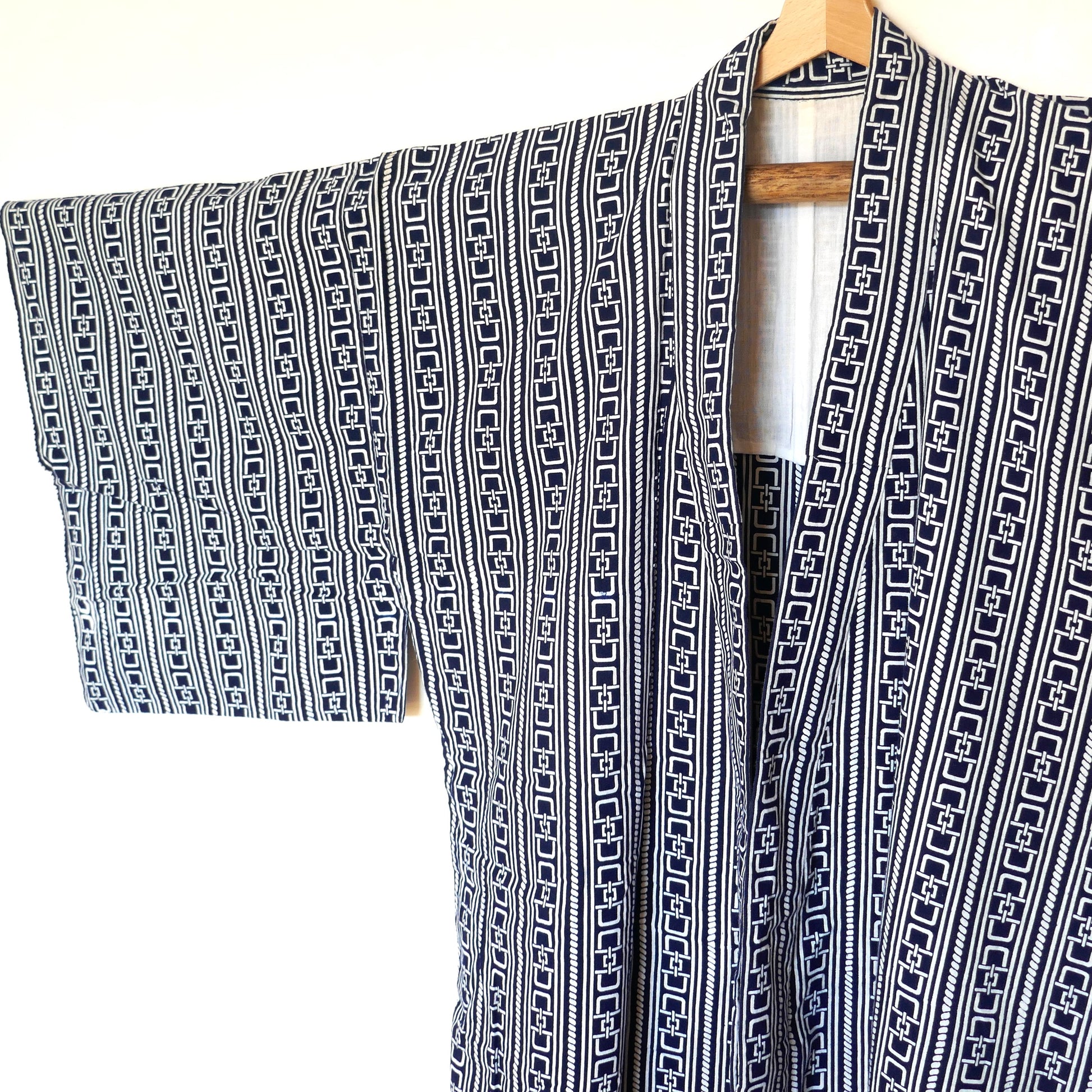 Vue de la manche droite du yukata, avec cordes verticales et chaînes entrelacées façon Yoshiwara