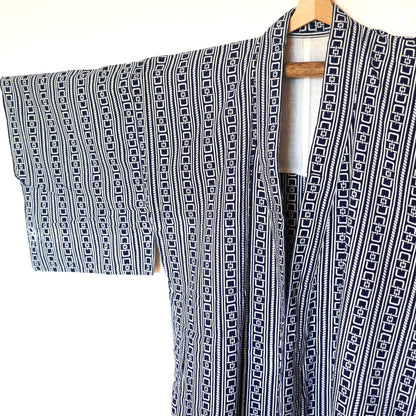 Vue de la manche droite du yukata, avec cordes verticales et chaînes entrelacées façon Yoshiwara