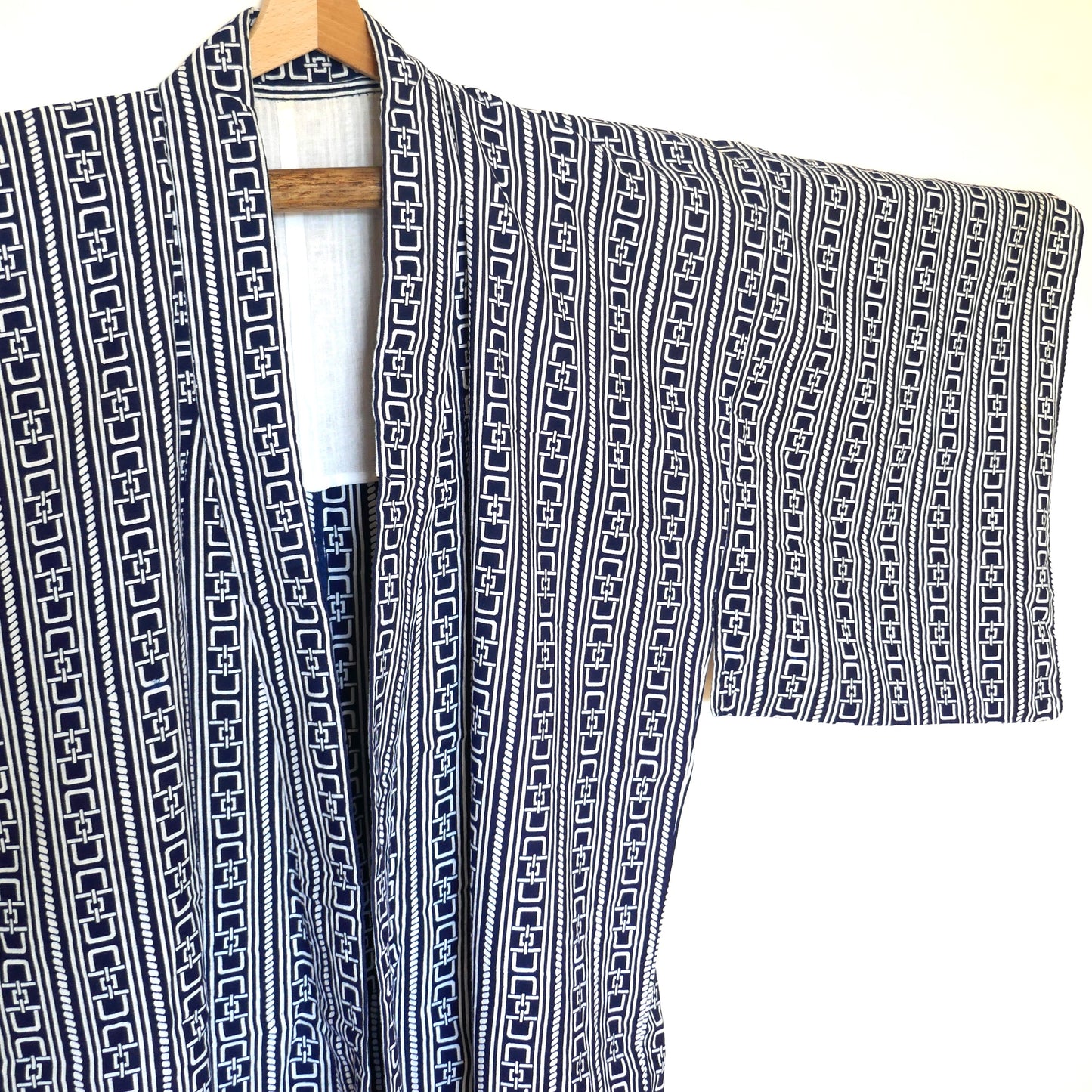 Gros plan sur la manche gauche du yukata, motif graphique inspiré du Yoshiwara-tsunagi