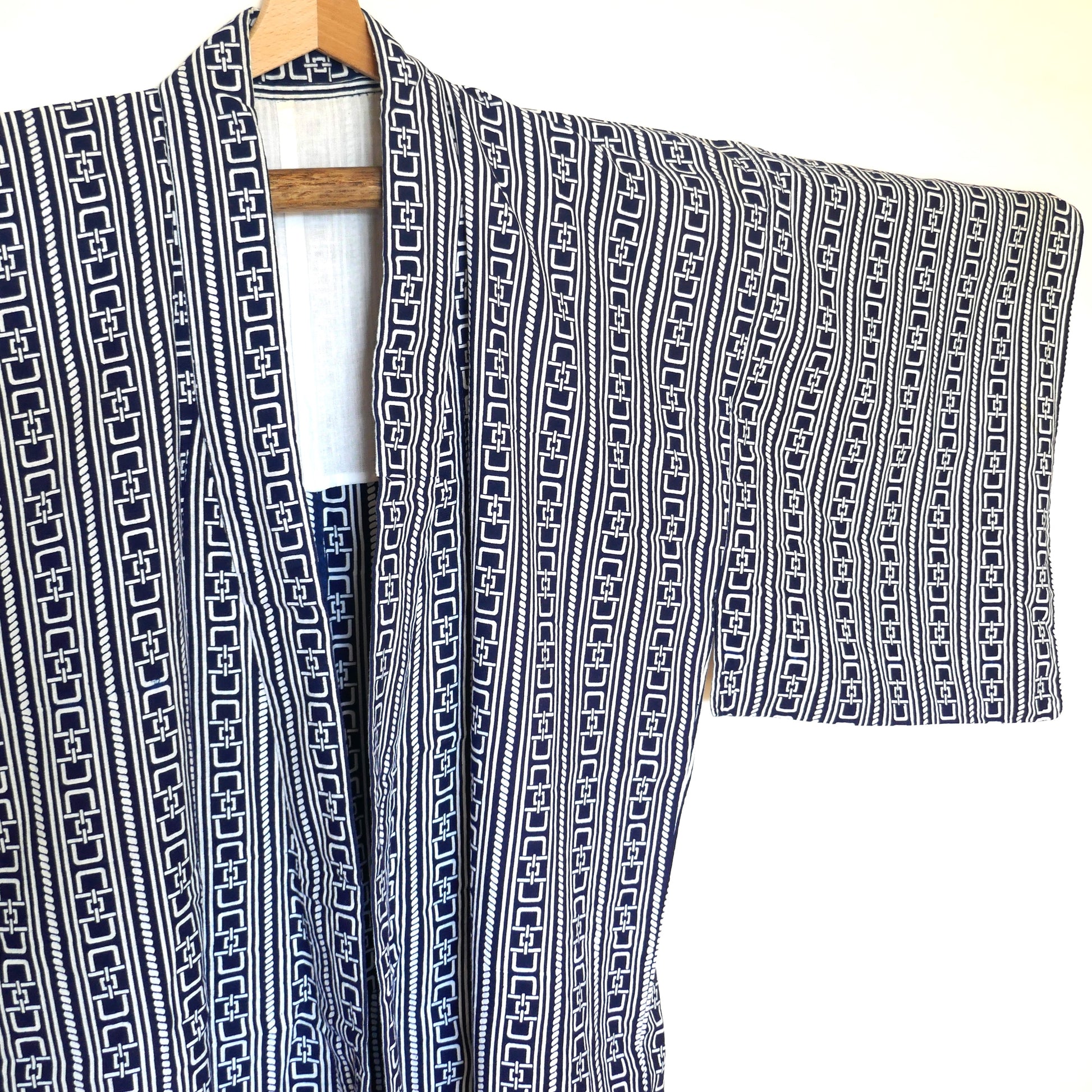 Gros plan sur la manche gauche du yukata, motif graphique inspiré du Yoshiwara-tsunagi