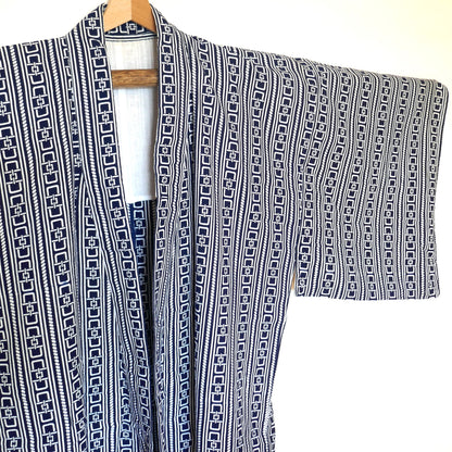 Gros plan sur la manche gauche du yukata, motif graphique inspiré du Yoshiwara-tsunagi