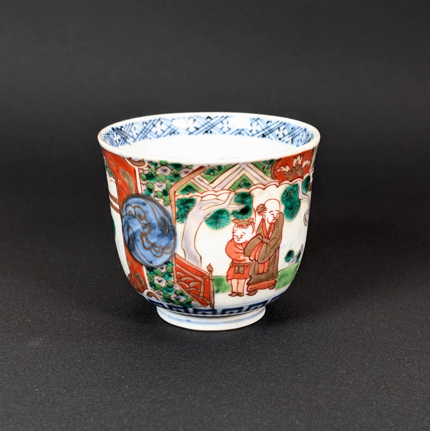 Yunomi ancien en porcelaine Arita Imari, décor polychrome et doré, Japon, époque Edo tardive.