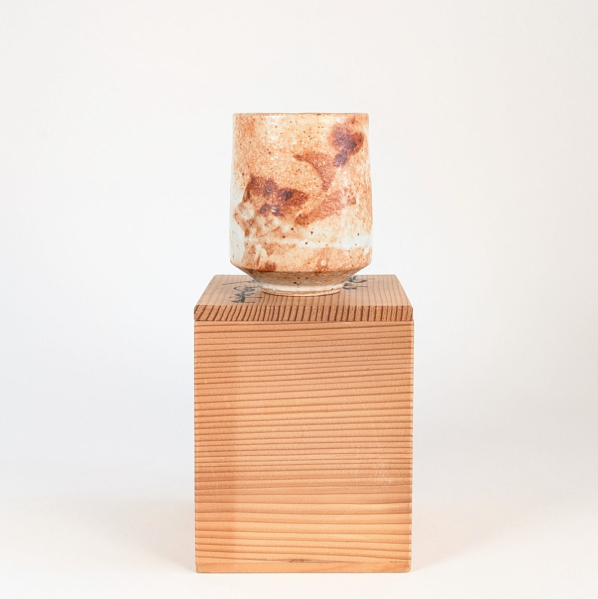 Yunomi Shino japonais à glaçure blanc rouille, présenté sur son coffret traditionnel en bois de l'atelier Hironaga-gama.