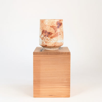 Yunomi Shino japonais à glaçure blanc rouille, présenté sur son coffret traditionnel en bois de l'atelier Hironaga-gama.