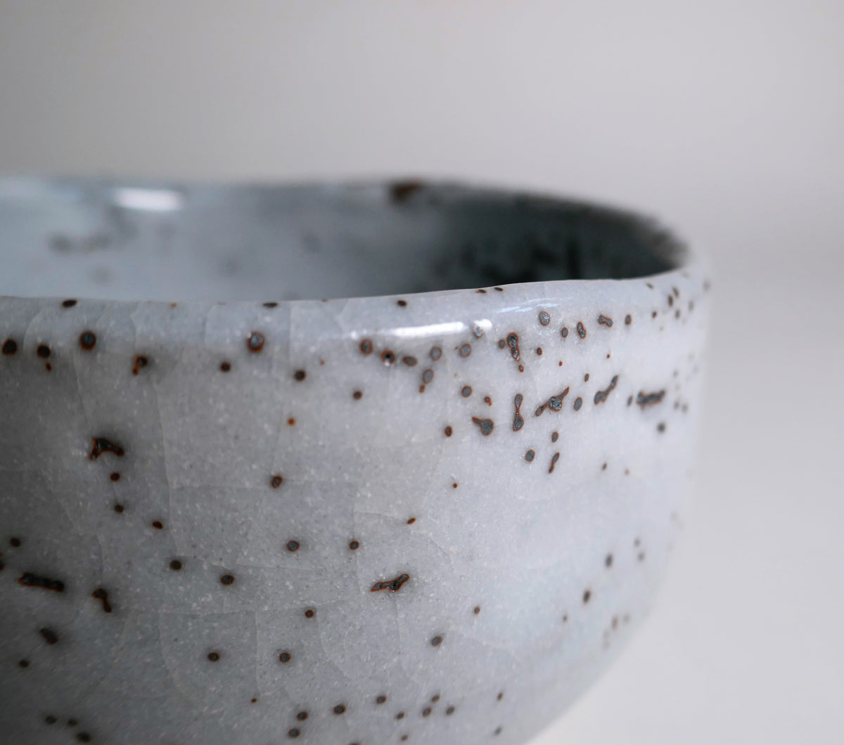 Macro de la glaçure Nezumi-Shino montrant le yuzuhada 柚子肌, texture finement irrégulière typique de cette céramique de Mino.