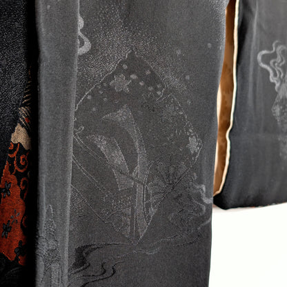 zoom 2 sur le Tissu jacquard noir à motifs de volutes, détail d’un haori femme en soie – veste kimono traditionnelle – KOGEDO