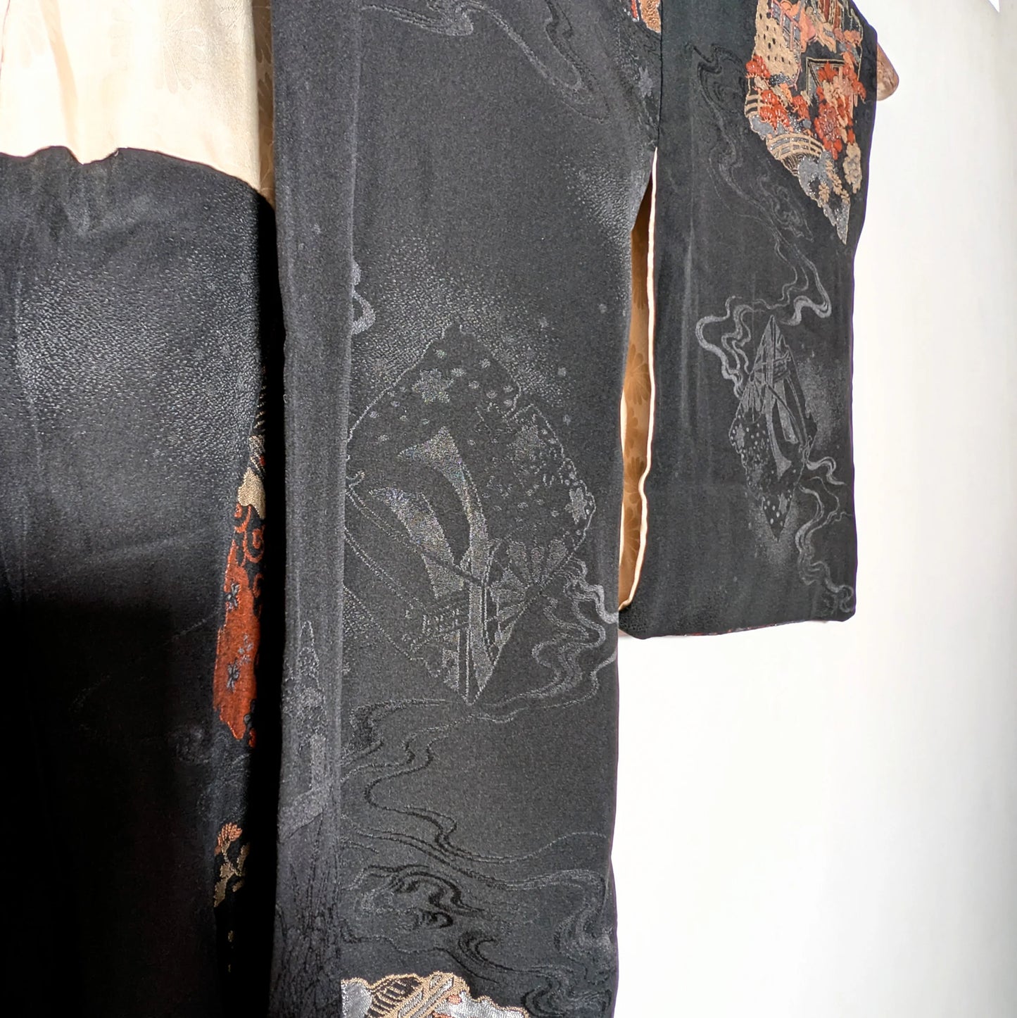 zoom sur le Tissu jacquard noir à motifs de volutes, détail d’un haori femme en soie – veste kimono traditionnelle – KOGEDO