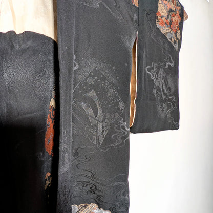 zoom sur le Tissu jacquard noir à motifs de volutes, détail d’un haori femme en soie – veste kimono traditionnelle – KOGEDO