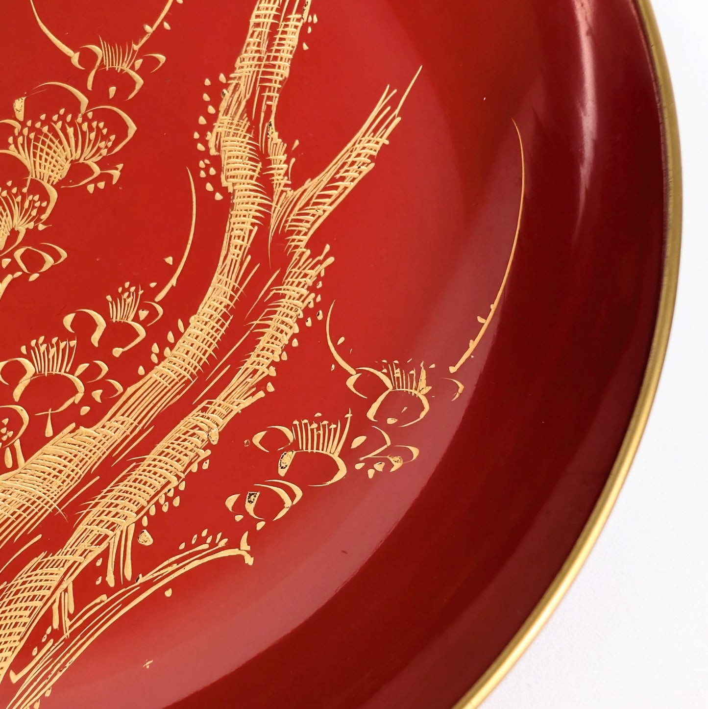 zoom sur laque véritable japonaise urushi avec décor maki-e doré motif prunier finition artisanale