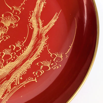zoom sur laque véritable japonaise urushi avec décor maki-e doré motif prunier finition artisanale