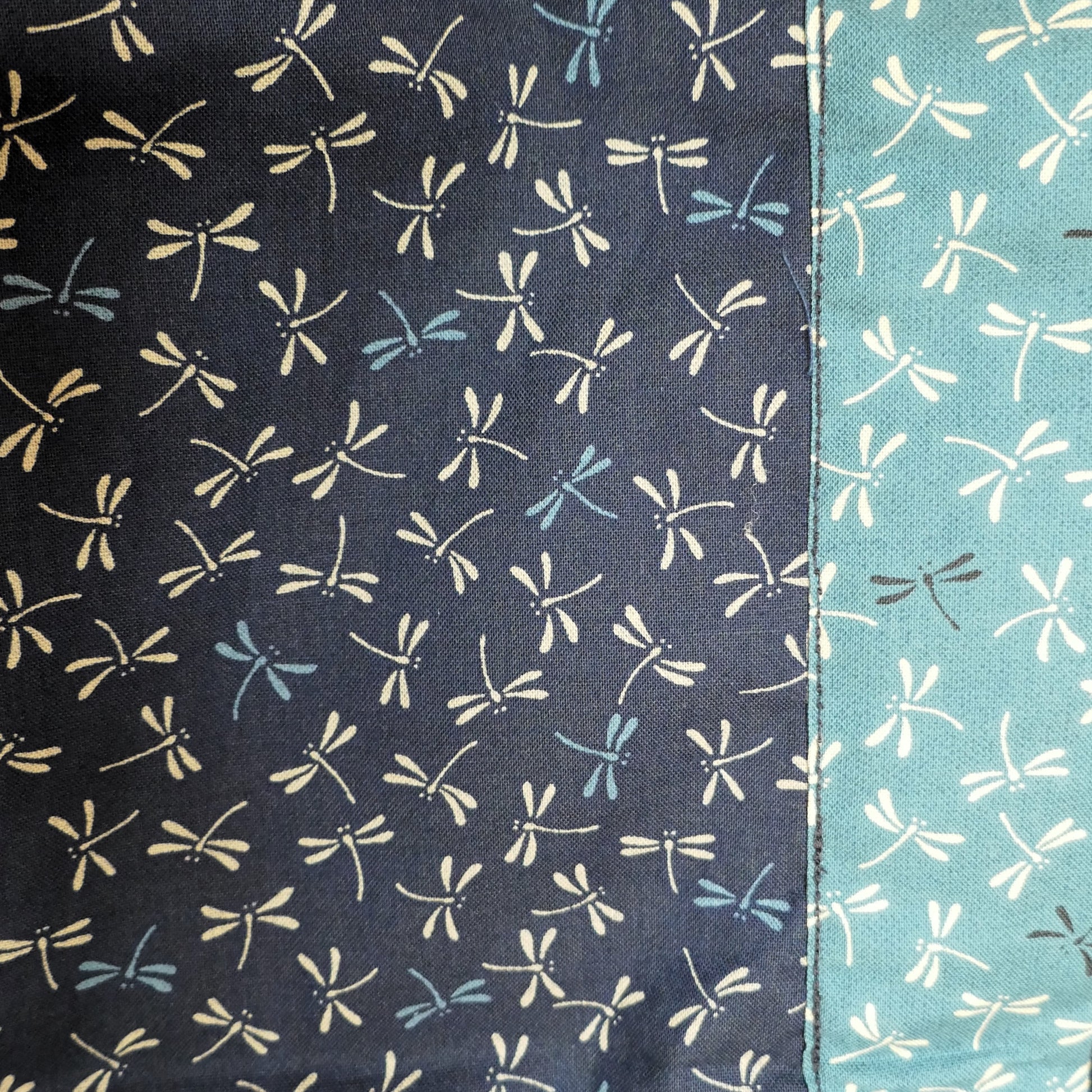  Zoom sur le tissu du haori japonais Full Tombo, imprimé de libellules blanches et bleues sur fond bleu nuit, couture artisanale visible.